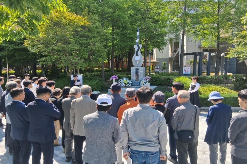 故이춘길 교사 추모식 개최